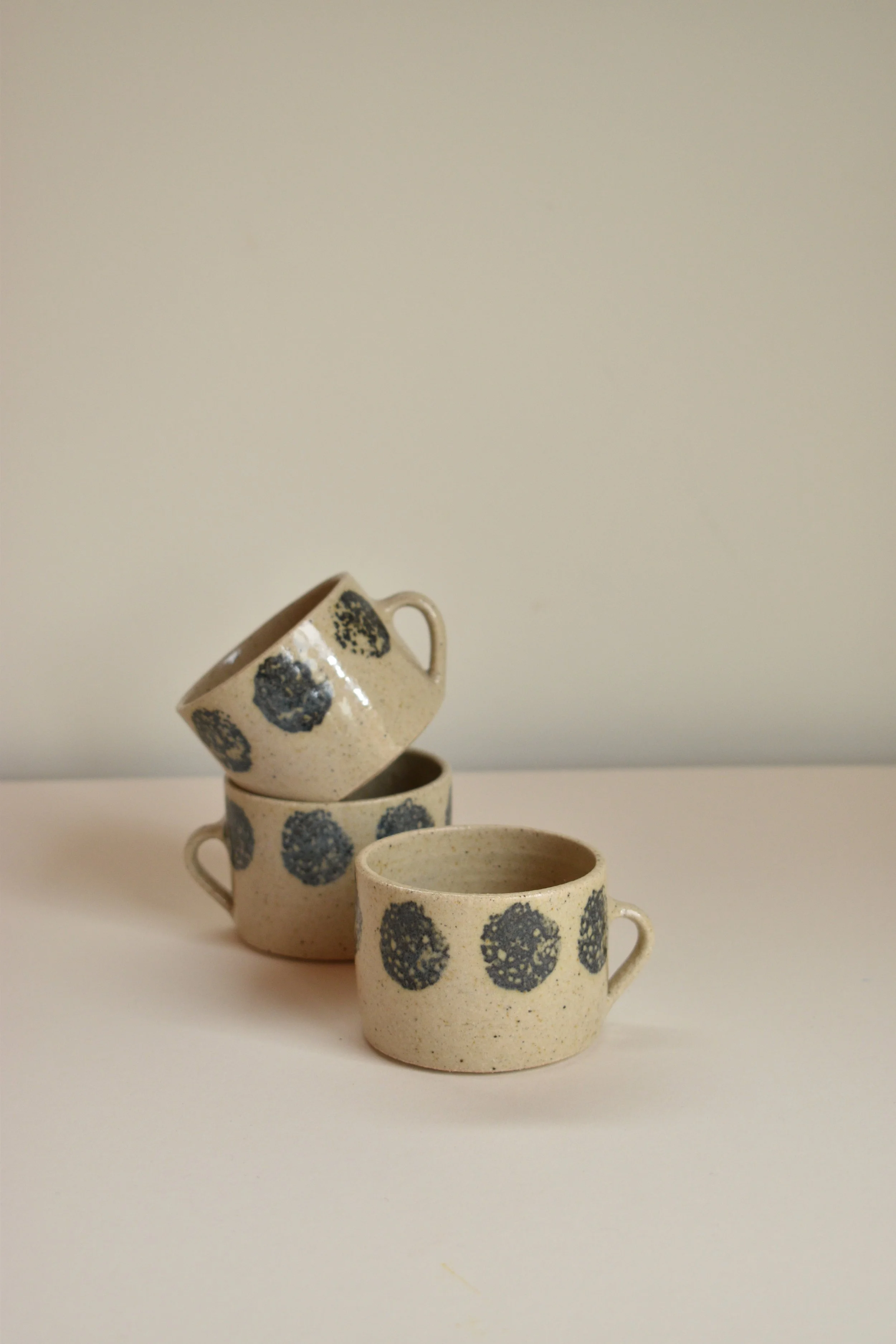 22 - Mini Mug - Ecru spots