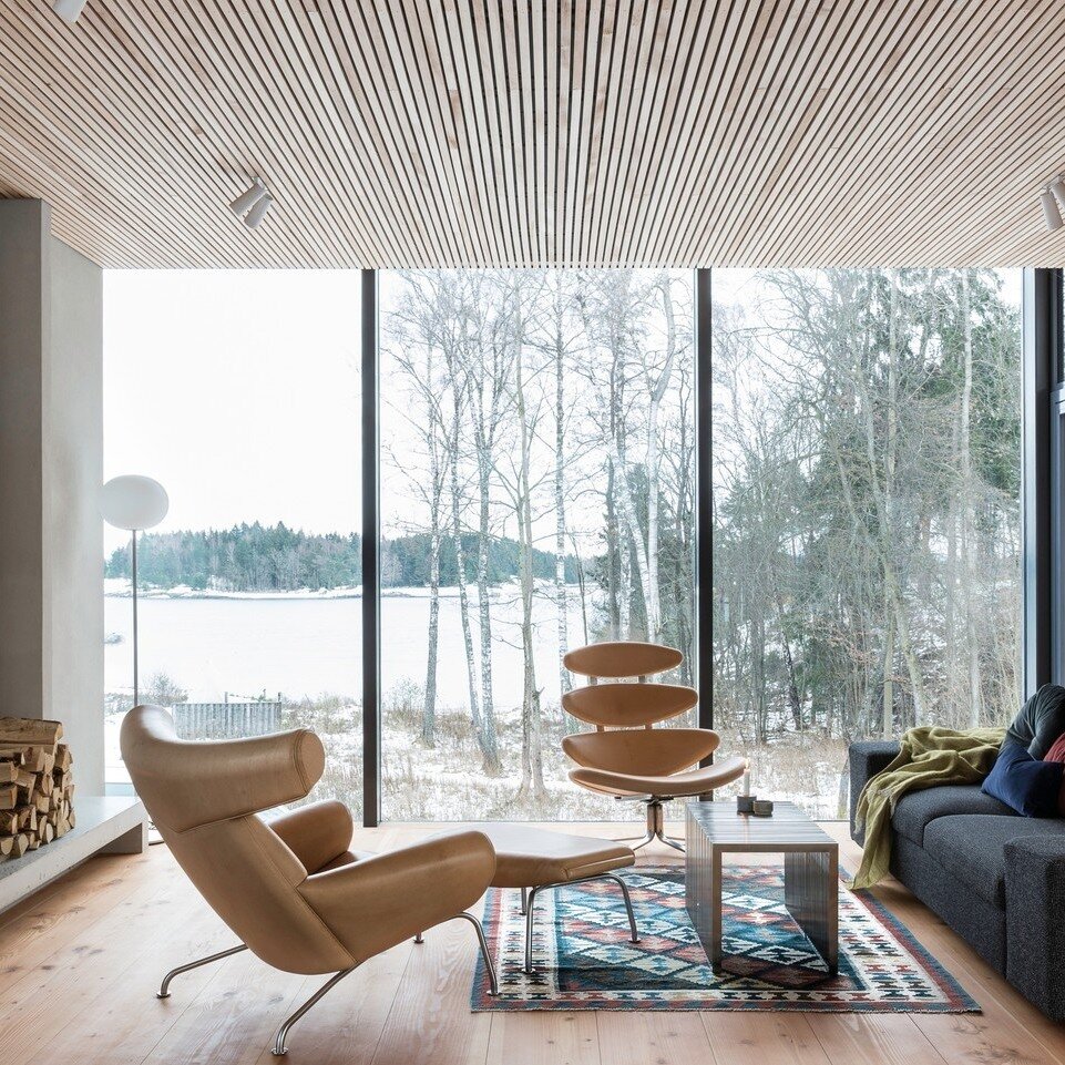 Ox &amp; Corona Lounge

@fredericia

In this architect-designed home, natural materials play a pivotal role in creating a beautiful symbiosis with the Norwegian woods.
 ⁠
Bold design choices have been made, adding immense character to the room while 