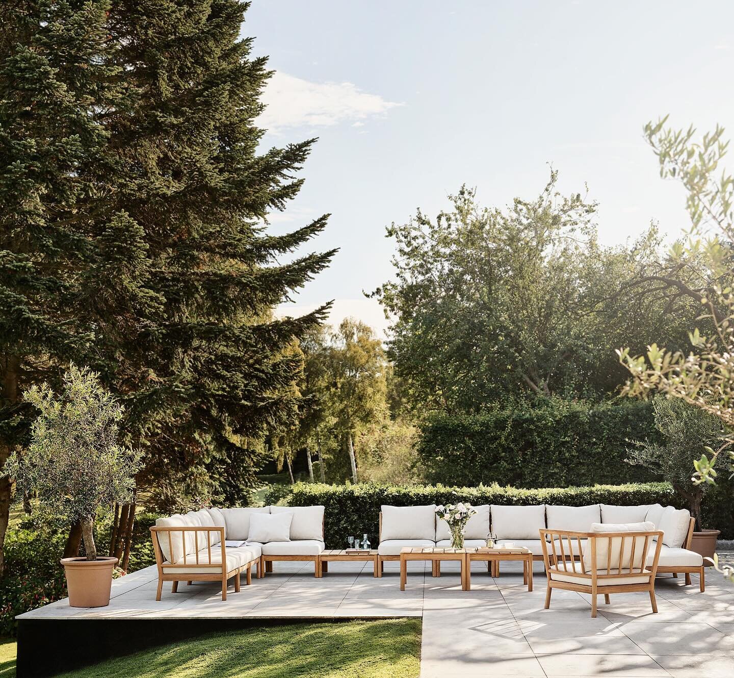 Fritz Hansen proudly presents Tradition outdoor lounge series by Povl B. Eskildsen. Consciously designed, crafted with care. Tradition&rsquo;s refined beauty, comfort and enduring strength is an invitation to unwind. Tradition elevates outdoor experi