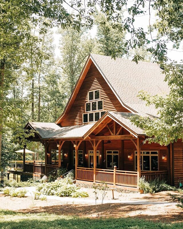 Our 150-acre century-designated family farm is located in the heart of the Yadkin Valley Wine Appellation and the quiet, rustic elegance has been the backdrop for many gorgeous weddings in our 11 years! 👰🏼🌿📸: @hunterleighphotography
.
.
.
#thekno