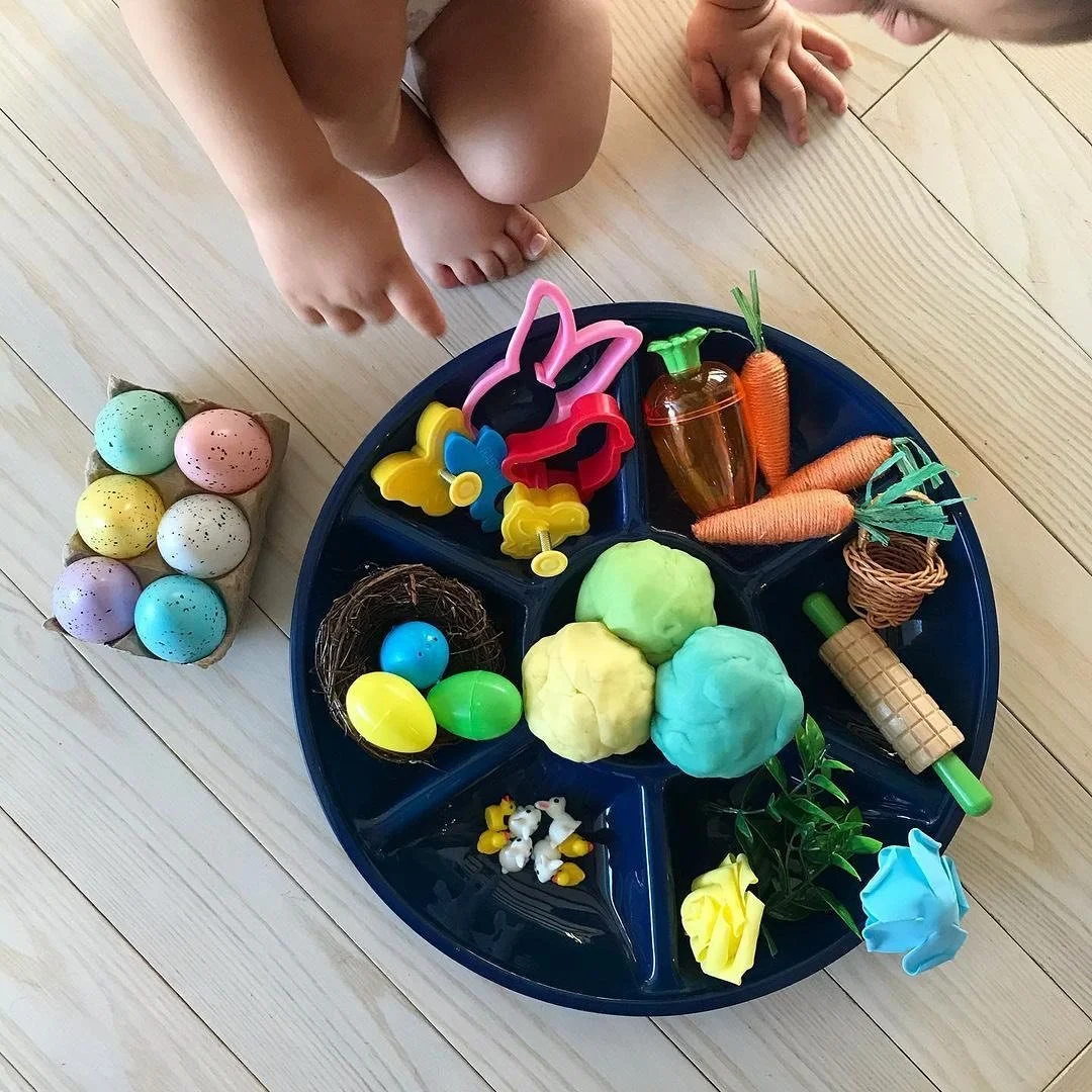Easter-themed invitation to play. I love everything about this language and learning-rich setup but most of all - that's my grandson. 📷@karasmith.me 
.
.
➼ 🐣 Easter Link- https://bit.ly/ListenWithLynnEASTER
➼ 🌷 Spring Link - https://bit.ly/SPRINGL