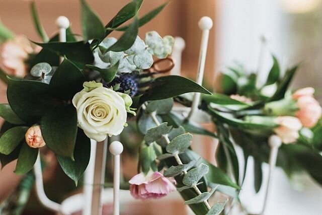 Does anyone else feel like spring can't come soon enough?! We do, so we sprinkled a little spring time with hand-crafted flower crowns for a very special mama to be at her baby shower. .
.
.
.
📸:@elizabethsoulephotography 🎉: @eventsbyjbk 🏠: @victo