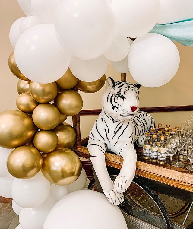 This mimosa cart was my fave🍾🦁#christianandcoevents #luxevents #safariashower #safaricake #atlevents