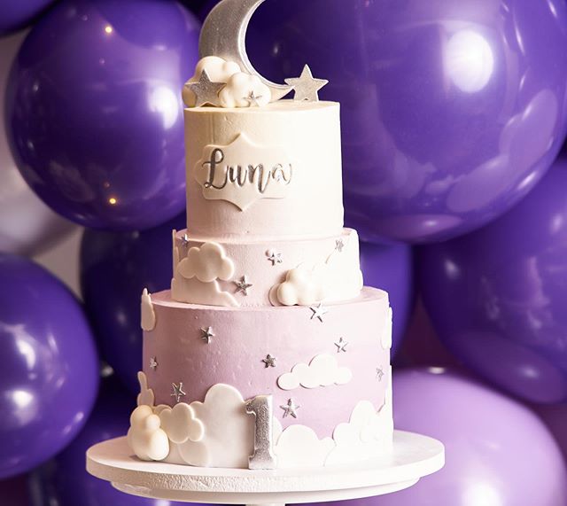 This cake deserves its on post💫 thanks to the amazing @sweetdetailsatl #atlpartyplanner #1stbirthday #overthemoonbirthday