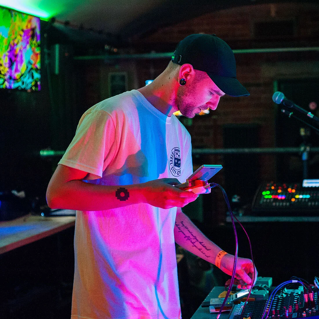 HarleyLikesMusic with visuals by Idiotbox Visuals