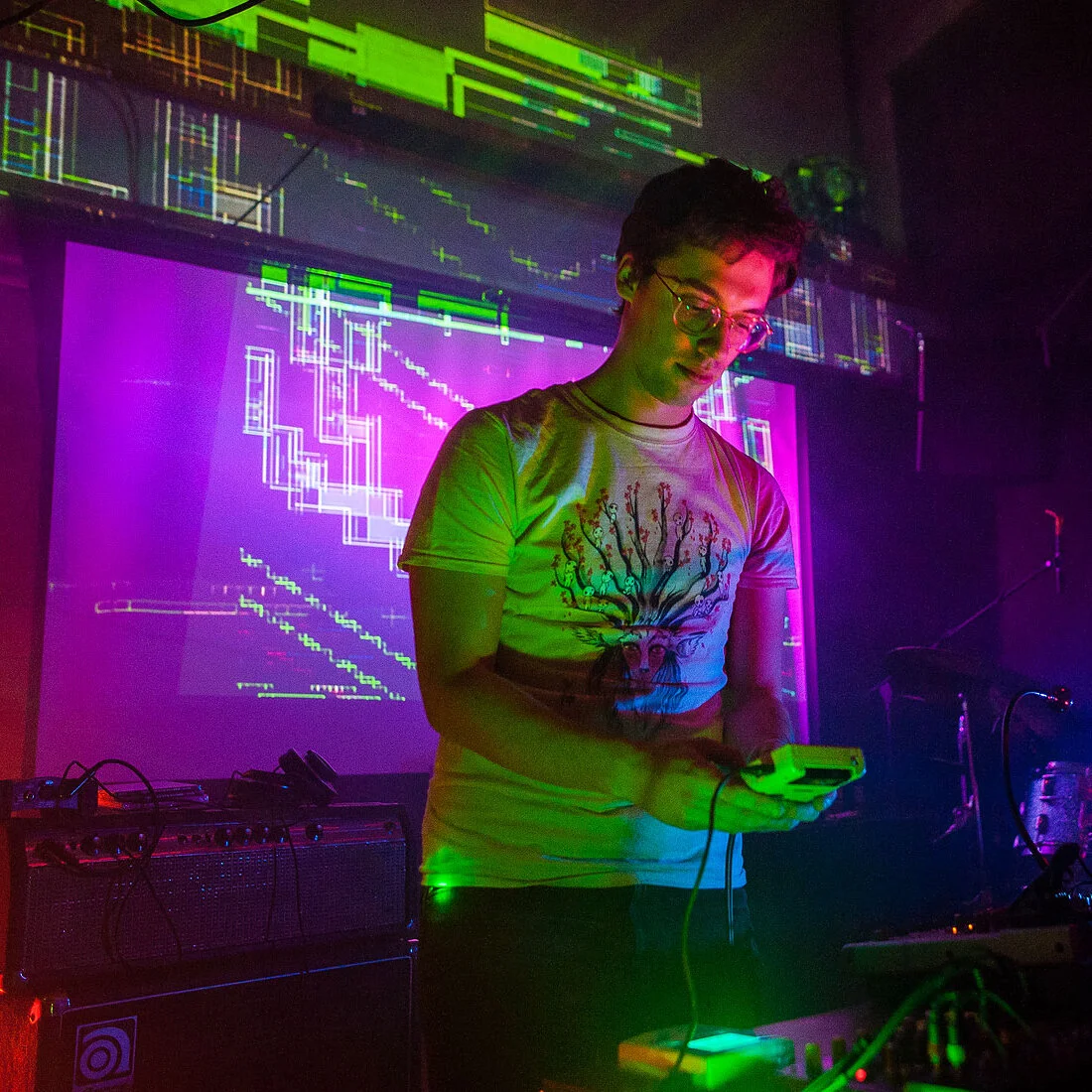 4ntler with visuals by Hoppie Buut Scotch.