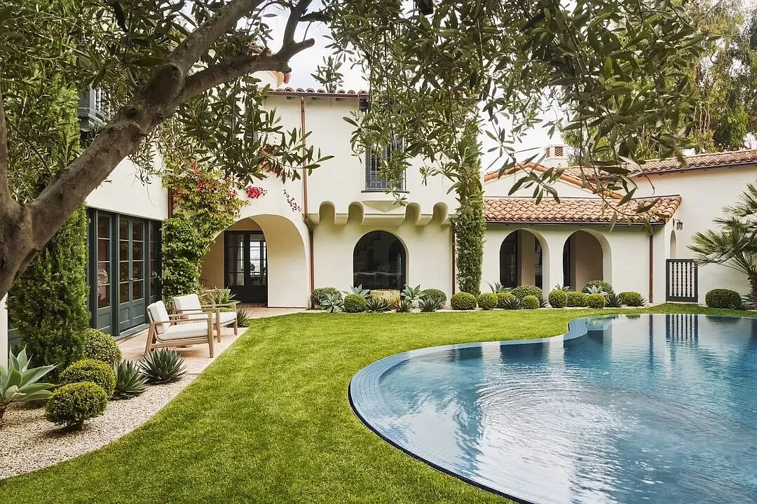 de0801469838576da75a2c9a8172e79c-uncropped_scaled_within_1536_1152 copy.jpg