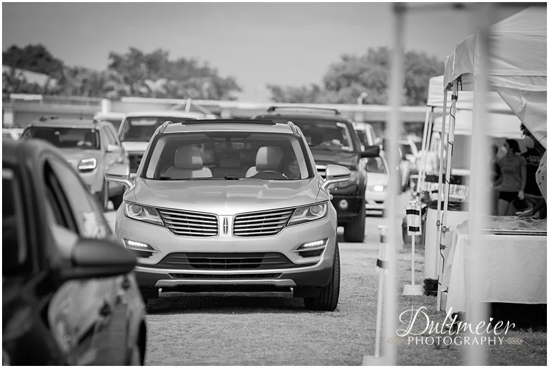  A steady stream of cars came through. 