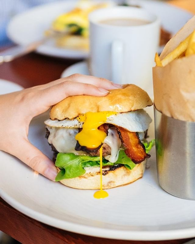 Burgers are the perfect vehicle for soaking up egg yolk... and all those bad decisions from the night before.
.
#paragarysmidtown #brunchburger #breakfastburger #eatersacramento #exploresacramento #eatsacramento #sacfarm2fork #igersac #sacfoodie #sac