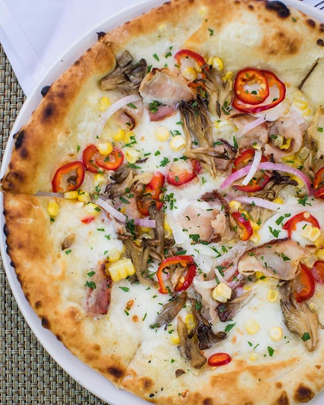 The season of comfort food starts today! .
#paragarysmidtown #pizza #eatersacramento #exploresacramento #eatsacramento #sacfarm2fork #igersac #sacfoodie #sacfoodies #scoutsac #foodiesofsac #sacfoodandbooze #saceats  #visitsacramento #foodie #buzzfeed