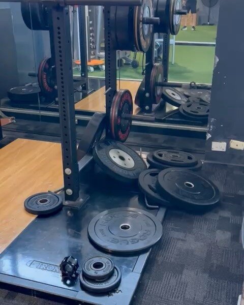 Attention members 🚨 
I think we can all agree that this is unacceptable 👎.

There has been an ongoing issue with people leaving their weights like this in THIS specific squat rig. We have 4 squat rigs on this level and have decided to keep this one