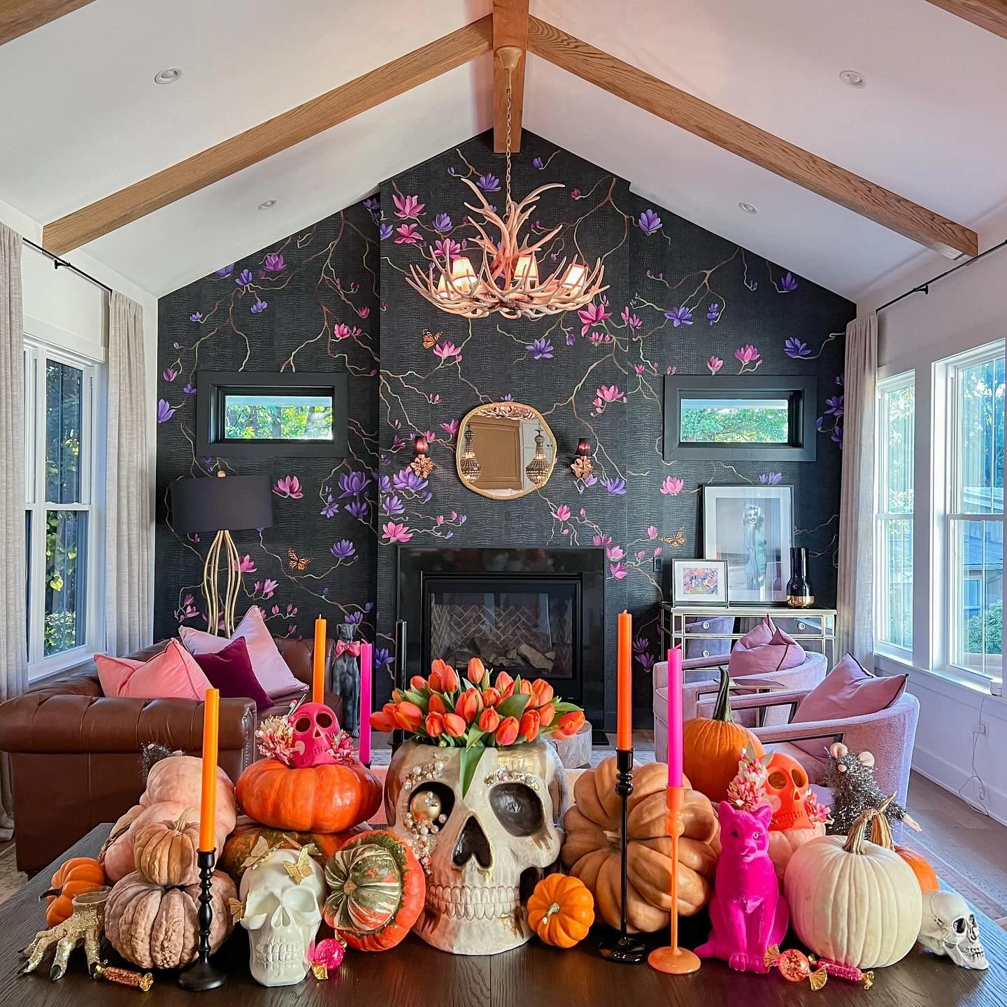 Little Halloween decor with a wall paper mural @taylordpaints and I did a few years ago for @prettykennels 😍🤌🏻