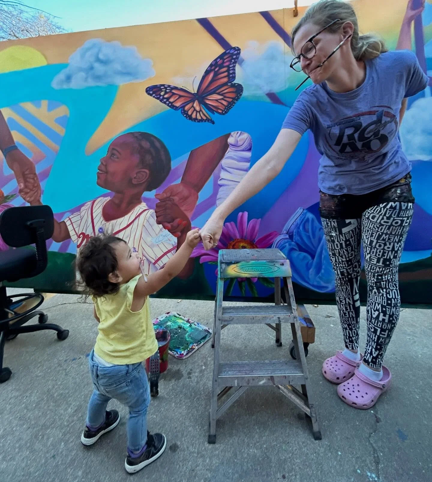 Don&rsquo;t have much to post cause this painting has taking me ions to finish.  BUT IM GOING TO FINISH IT SOON DARNIT. 

But here&rsquo;s my not so mini me looking mini me! 💕 Gosh I love being a Mom. 

Send energy! ✨🤞🏻💕🙏🏻 

Set No 2 for AIPP.