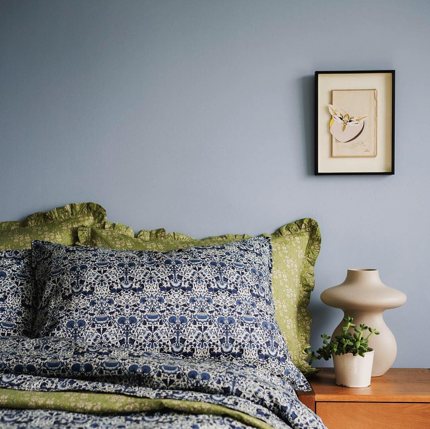 I was so honoured to have my collages featured in the recent @cocoandwolf 10 year anniversary shoot✨. Their bedding is super special, all made in the UK and stocked in @libertylondon no less💚. Thank you @cocoandwolf for featuring my work✨.
.
.
#bedr
