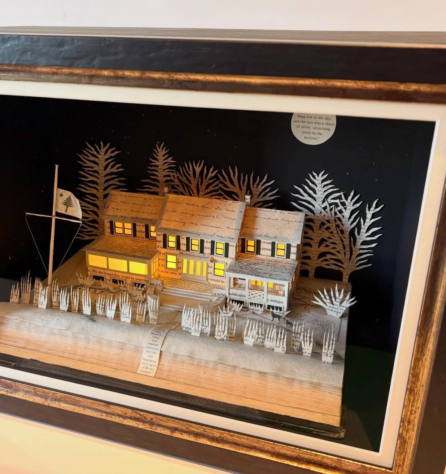 A recent commission made especially as a surprise present and shipped all the way to New York in time for the big birthday✨. I used copies of sentimental handwritten letters and recipes, plus text from special books that were printed at scales which 