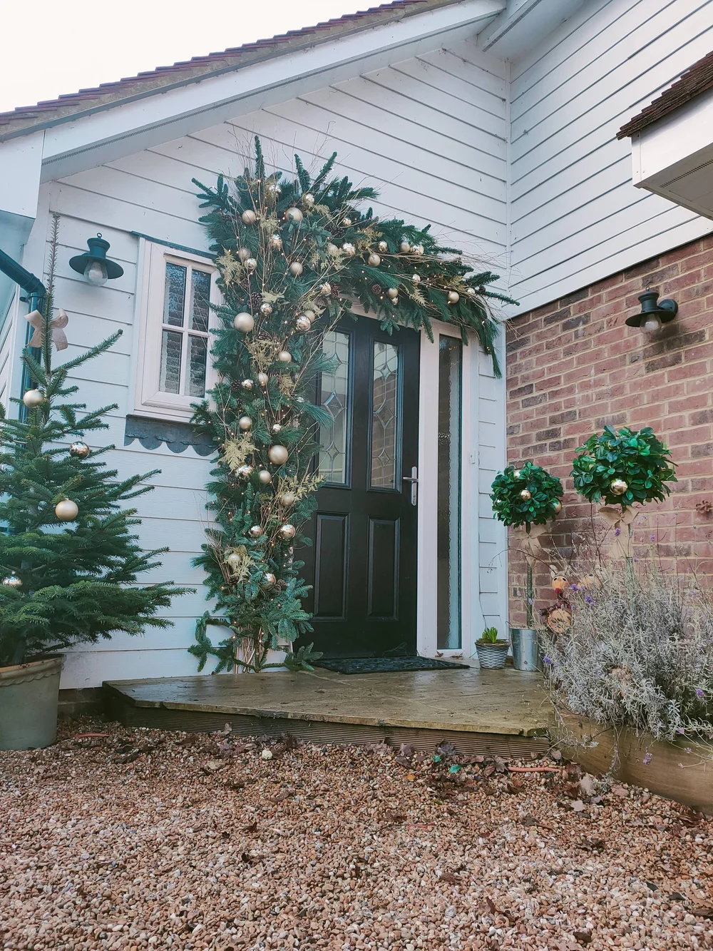 Outdoor Christmas Door Arch ideas for 2021 London & Kent — HeiDesigns