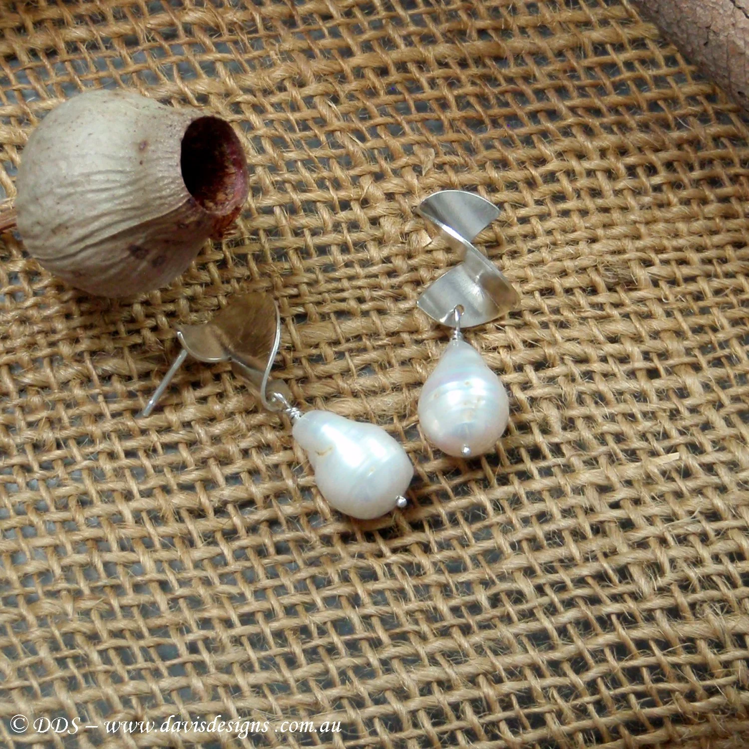 White Baroque pearl and Radial twist stud earrings (925)