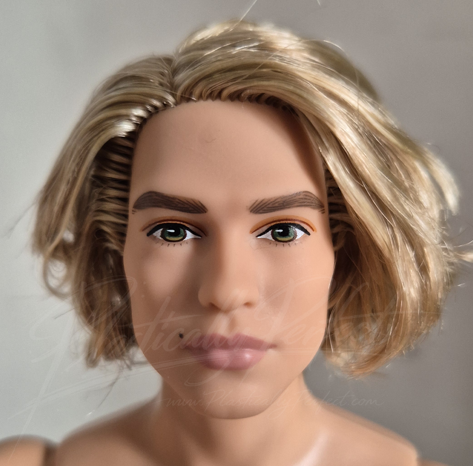 The Nicholas Galitzine face mold, natural light really brings out the hazel eyes.  This doll features a sturdy jawline with a prominent chin, high cheekbones, thick lips and a beauty mark.