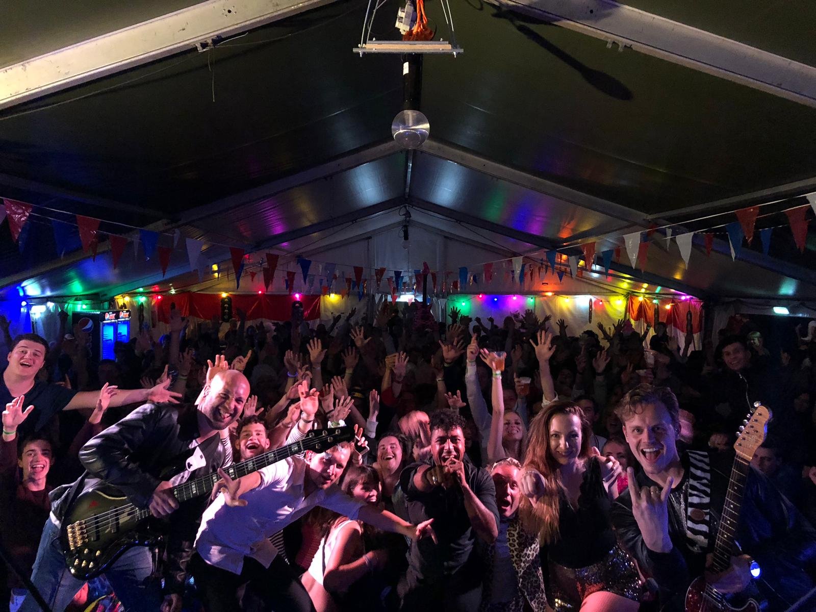 partyband-party-band-bedrijfsfeest-livemuziek-Cherry-and-the Sugarstuds-coverband-liveband-band-bandje.jpeg