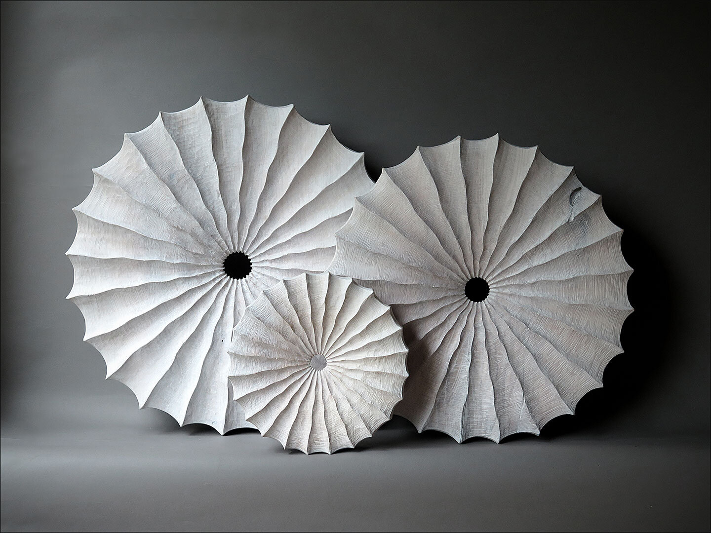 3 roues cannelees blanches 30cm, 50cm, 60cm  3 grooved wheels.