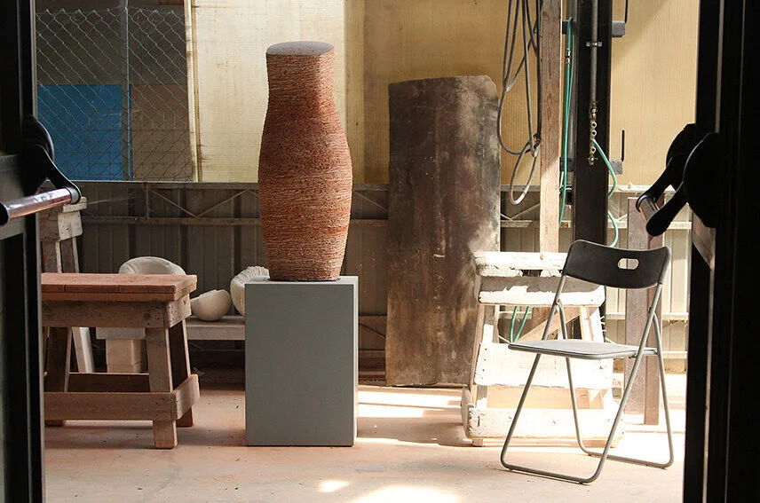 SORAIA in red Travertine (68 cm high x 28 cm x 24 cm, 48 kg)