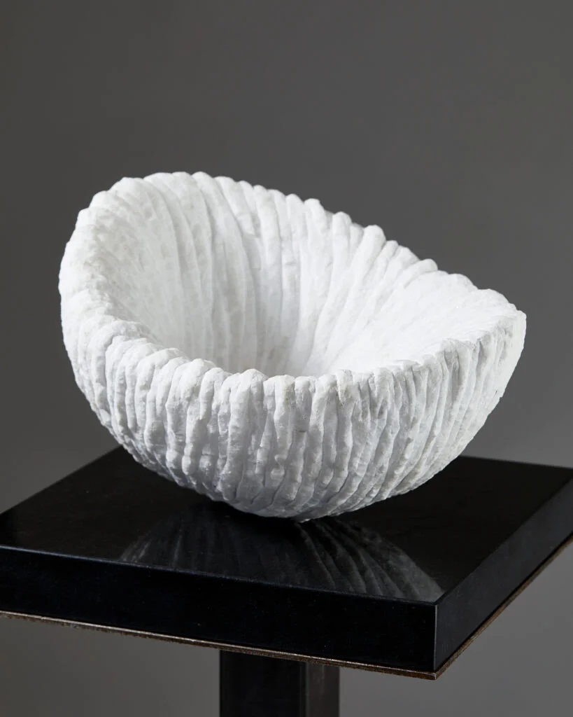 IL PASSAGGIO in Statuario marble, 23 cm high x 40 cm long x 32 cm, 18 kg