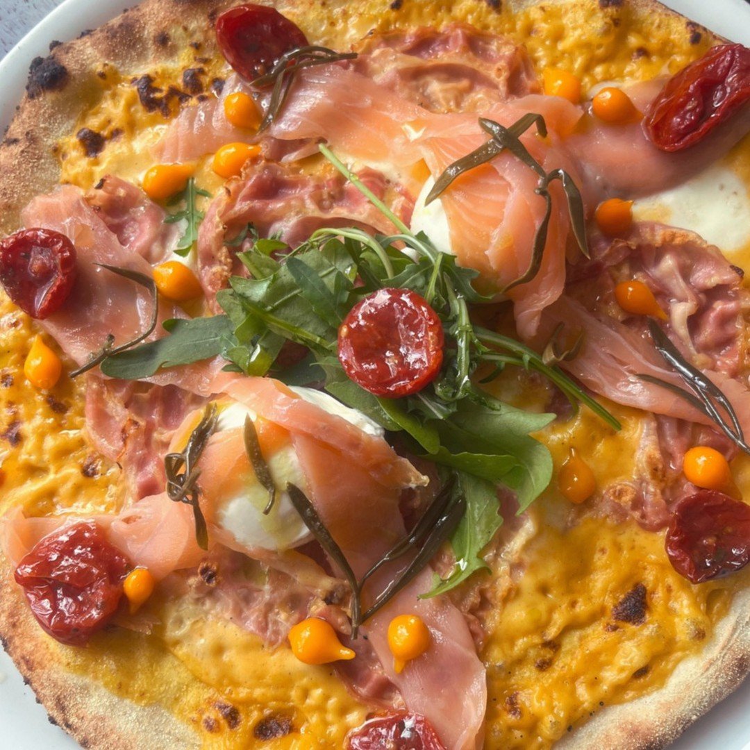 &Egrave; giovedì ✨

SUGGESTION ?

&quot;Pizza Salmone&quot;
(cr&egrave;me de zucca, burrata, saumon fume, paccasassi, 
tomates s&eacute;ch&eacute;es et piment doux) 

Suggestions du 18.07 au 28.07
=Swipe To The Left=

Ti stiamo aspettando✨

&laquo; 