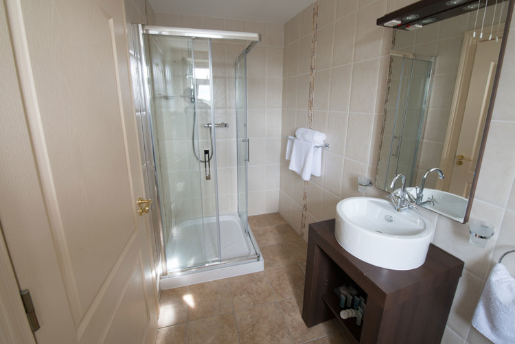 Connemara-Lake-Hotel-Bathroom.jpg