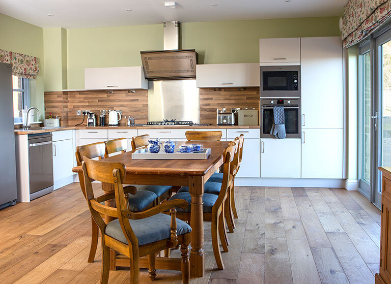 Cottage-Strathview-Large-Kitchen02.jpg