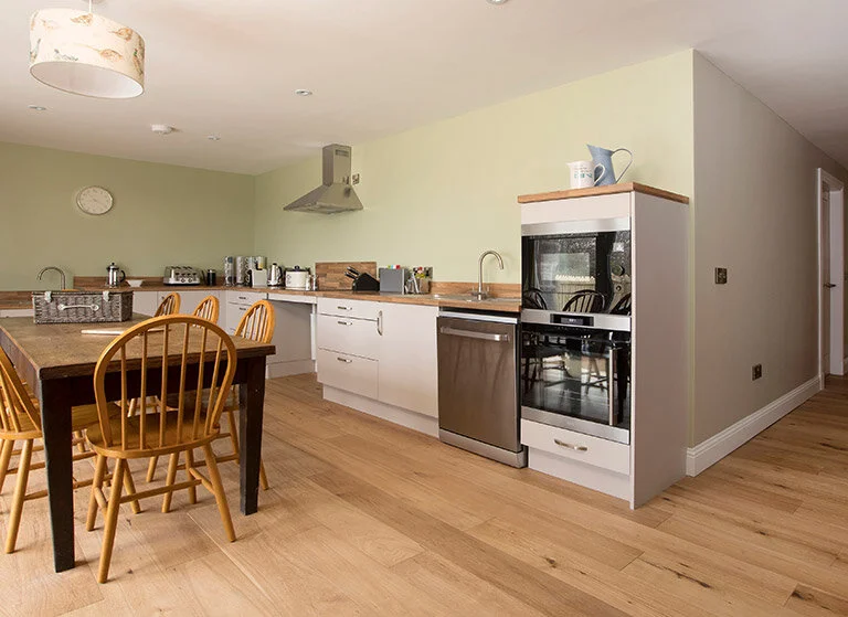 Cottage-ArdView-Large-Kitchen01.jpg