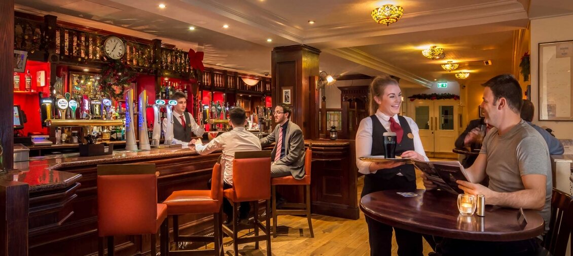 waitress-chatting-with-guest-in-Dubliner-Pub-at-Ballsbridge-Hotel-1-1130x505_c.jpg
