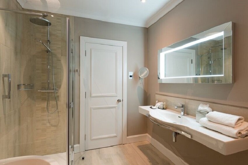 Salle de douche Doubletree by Hilton