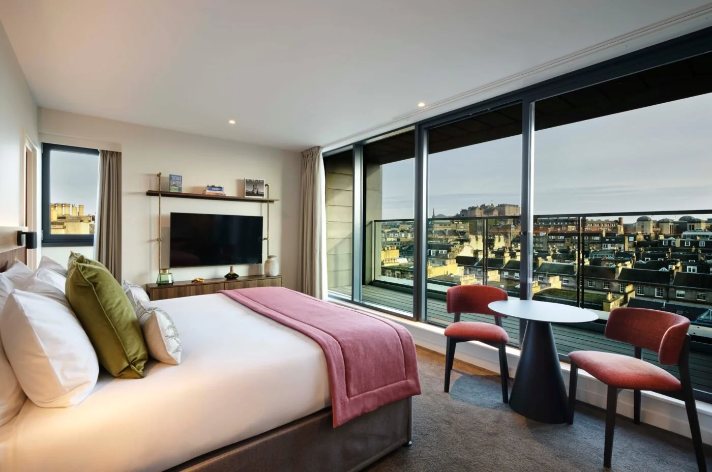 RESIDENT-EDINBURGH-JUNIOR-SUITE-CASTLE-VIEW-PROMINENT-1400x928.jpg