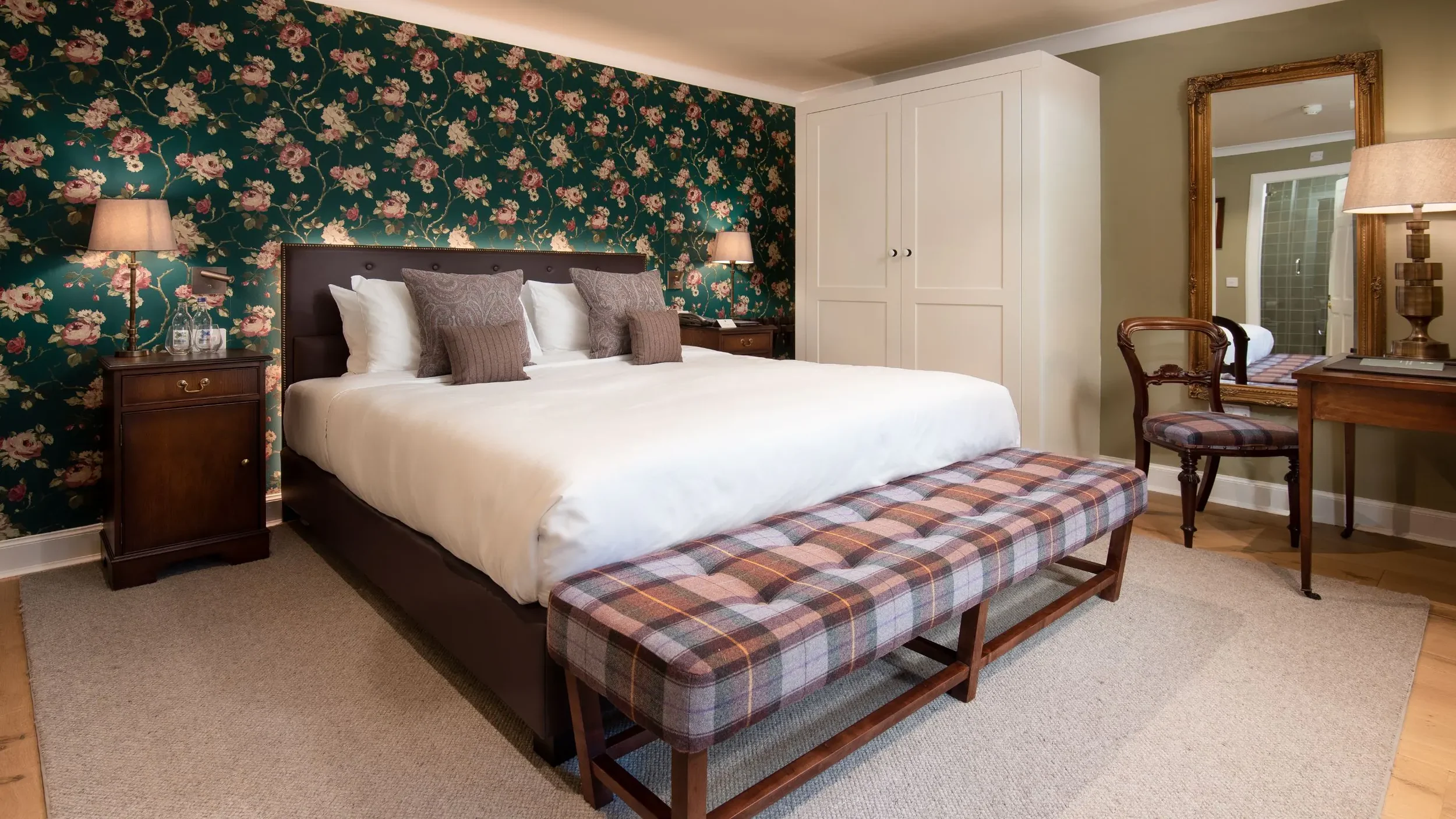 EDIDR-P0025-Courtyard-Deluxe-Room-Bed.16x9.webp