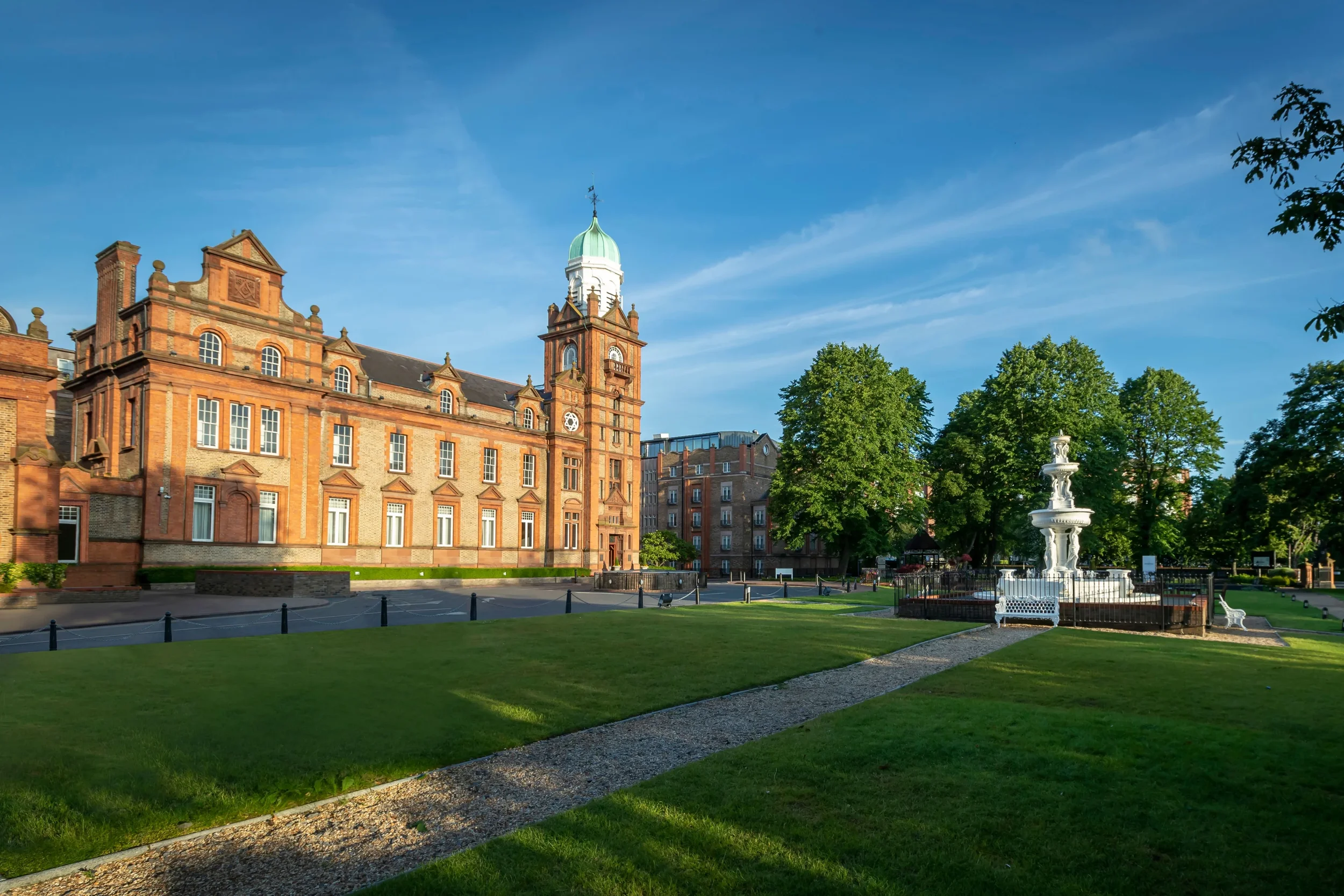 Hotel_Exterior_Clayton_Hotel_Ballsbridge_Gardens_173a59160b.webp