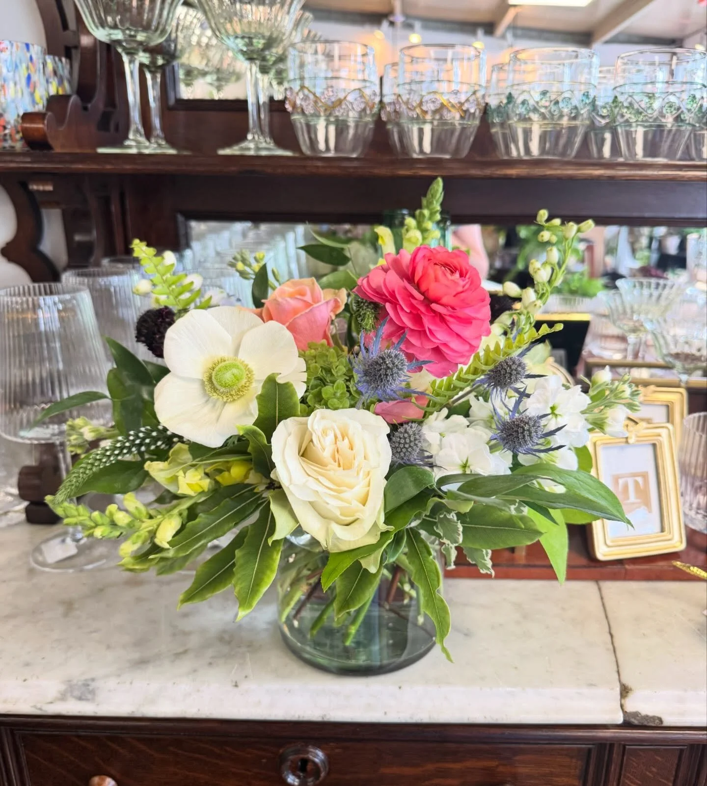Did you hear?! This is your sign to order a floral bouquet! Special occasion, a thank you, or just because. Subtle color palette with a BRIGHT pop of color 🎨