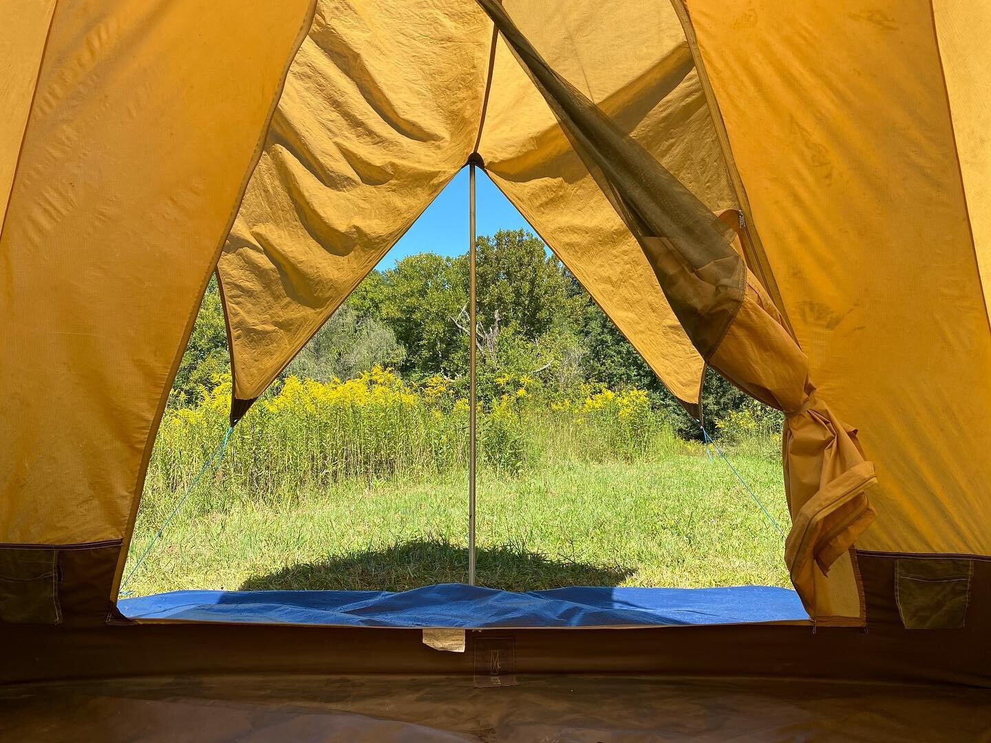 No Frills Pre Fix Camping &mdash; who&rsquo;s into it?!
.
We are setting up camp just for you. This cool vintage LLBean Eureka and you! (Plus a queen air mattress and maybe a treat basket of local goodies) &mdash; she isn&rsquo;t listed yet but conta