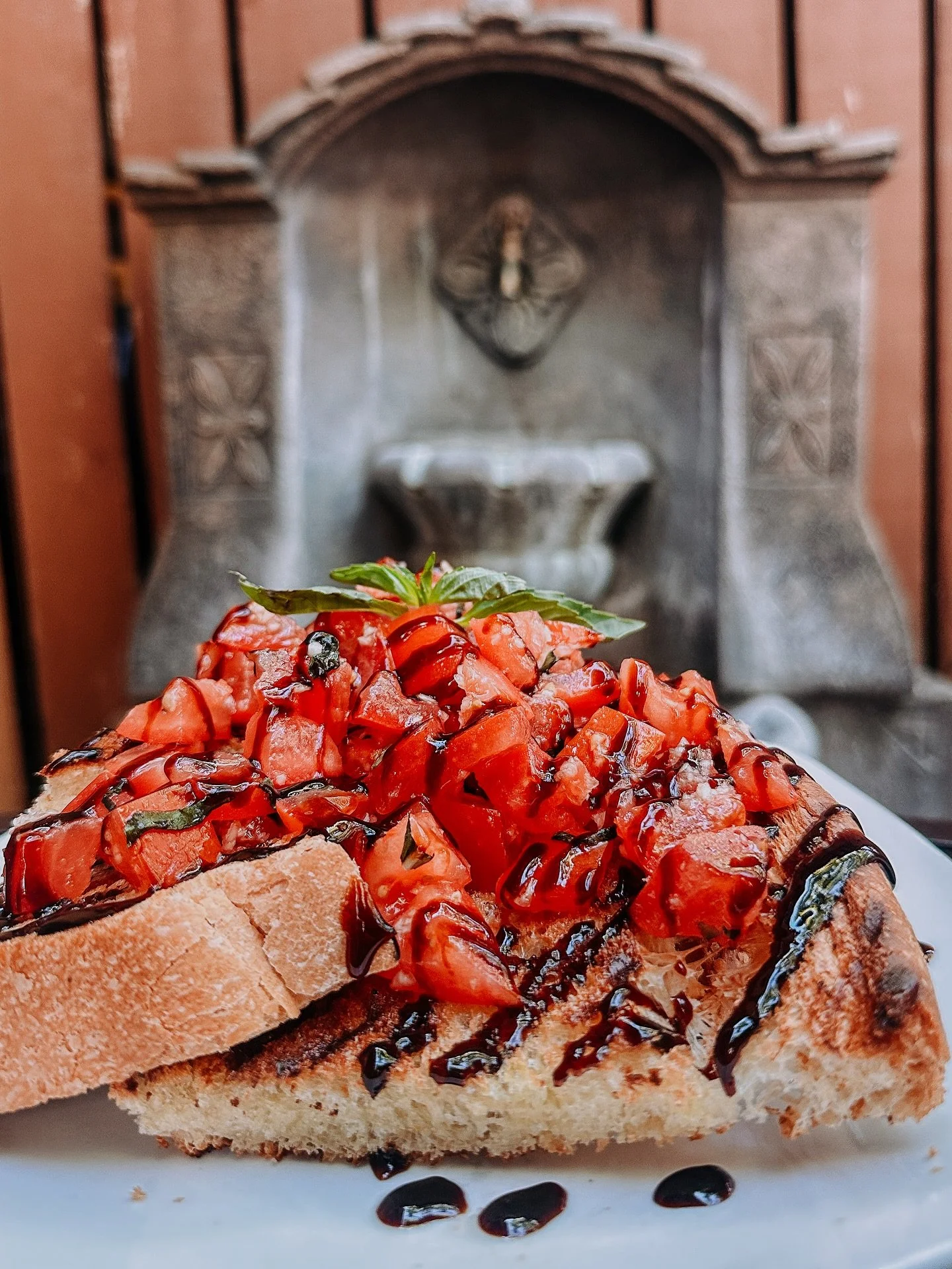 Stop what you are doing and grab a patio seat under the magnolia tree at Sogno di Vino! Today is a perfect day for al fresco dining so find a patio, deck or sidewalk bistro table and enjoy August bites at your favorite Kitsap restaurant. #lovekitsap 