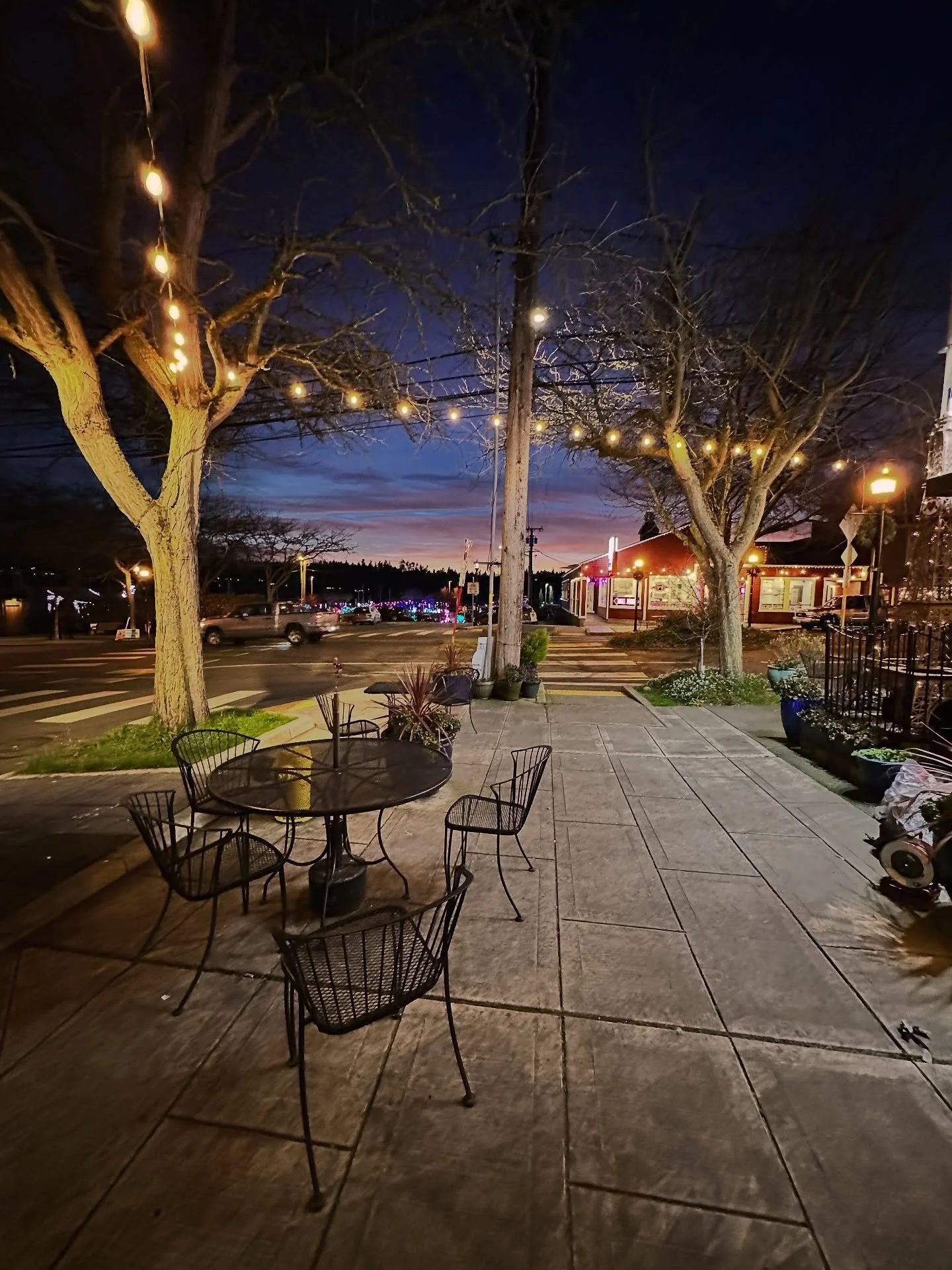 Kingston at night is pretty darn magical. The ferry lights dance off dark waters. The marina is the picture of peace, and the downtown shops and restaurants twinkle as the gentle hum of happy guests seeps out on to the sidewalk. #lovekitsap #kingston