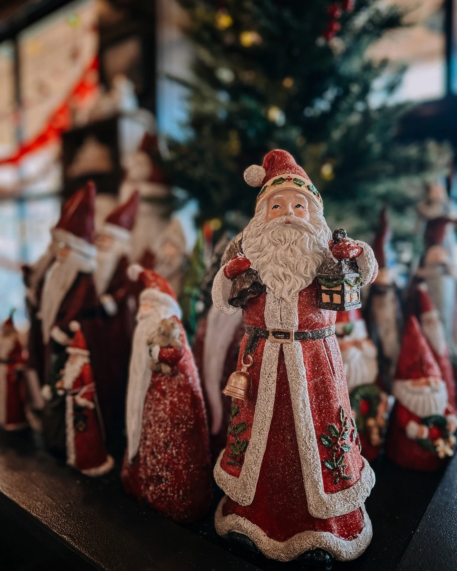 If you're looking for a spot to check off a large portion of your holiday shopping list, enjoy some scenery, and a delicious meal, and you'd like all of those experiences to be packed into a very small footprint, look no further than @portgamble . 
E