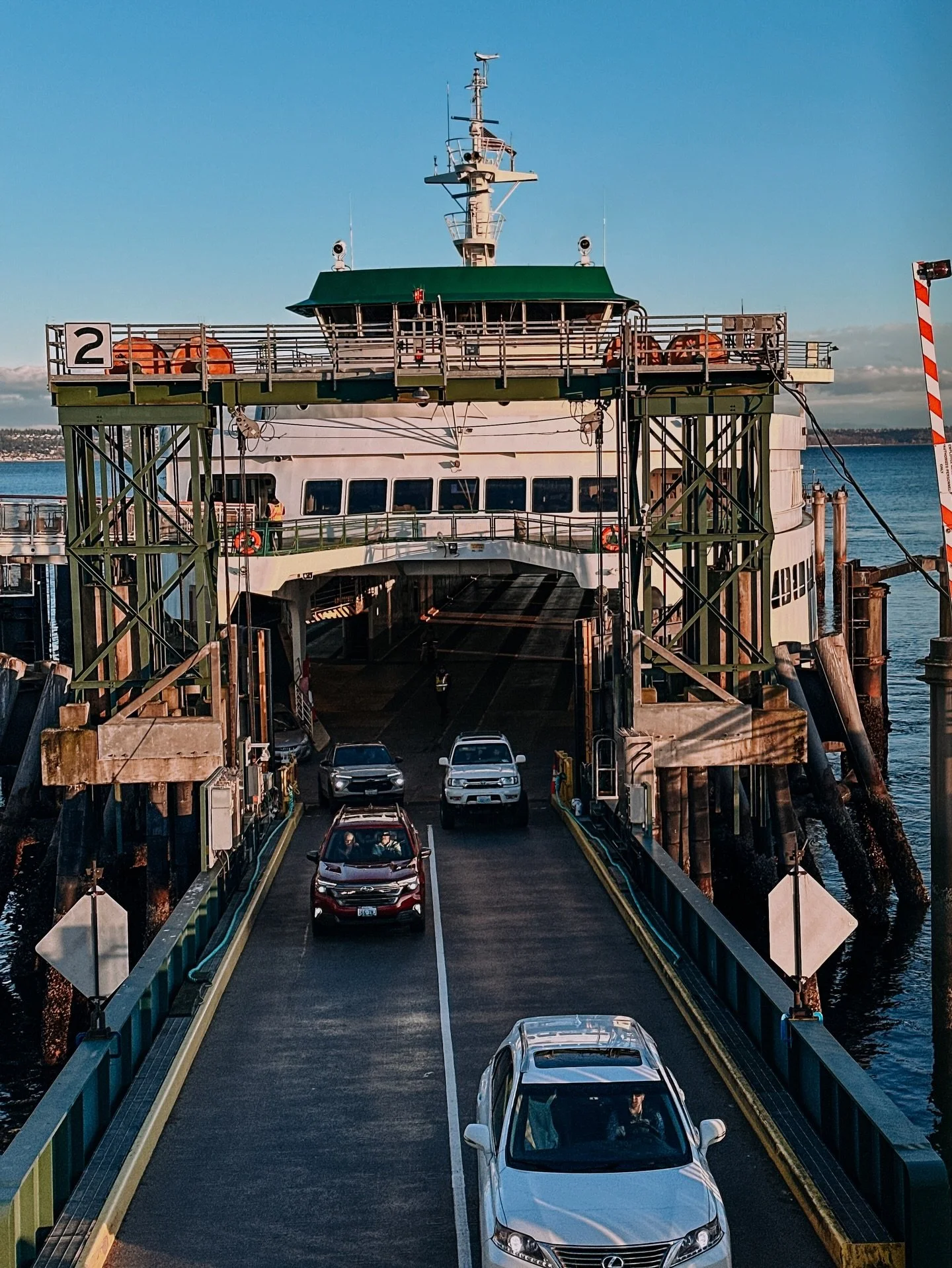 Welcome to Kingston! Stepping off either ferry - @wastateferries and @kitsaptransit - plops you right into the heart of the waterfront downtown sector. Abounding in shopping and eateries packed into a small walking footprint, you&rsquo;ll quickly rea