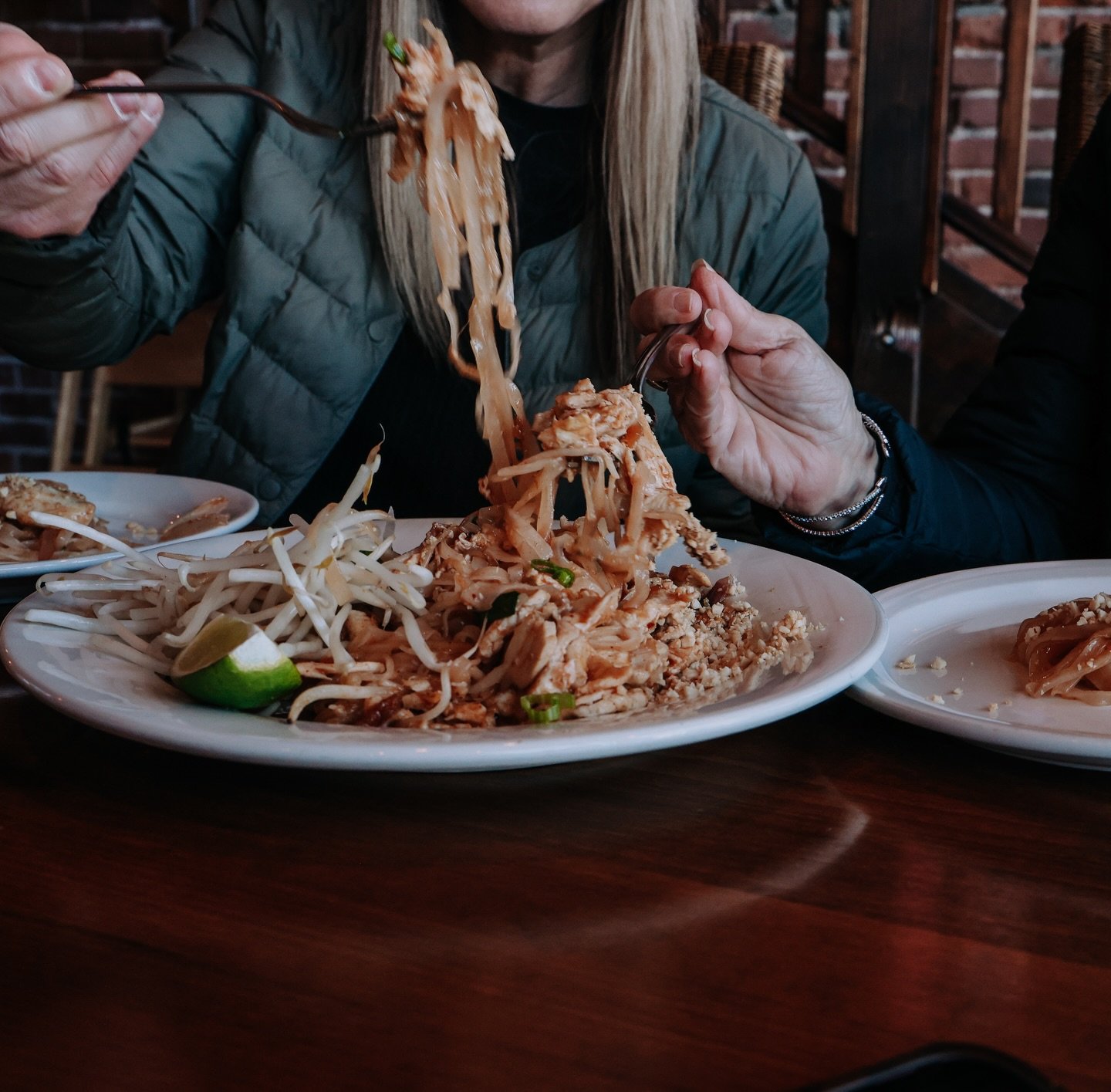 This day calls for some warm and cozy Thai food from @thaikhaosoi on the @portorchardwaterfront. Share this with someone who&rsquo;s in charge of feeding you today. 🤩