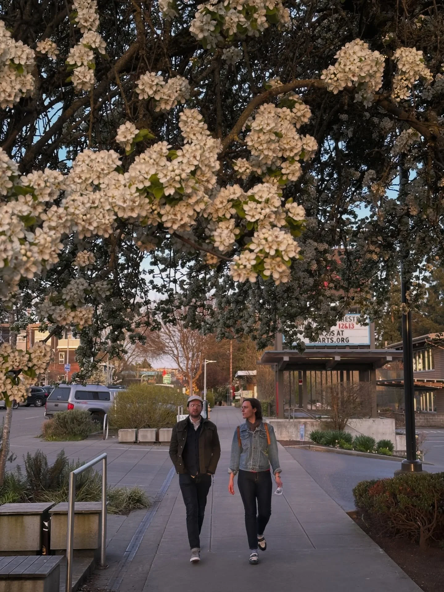 Bainbridge Island First Friday Art Walk vibes! This is Bainbridge at its best - great people &amp; great art, live music in the streets, fun loving, and oh so walkable! You&rsquo;re invited to explore Winslow Way and discover a new place to eat and g