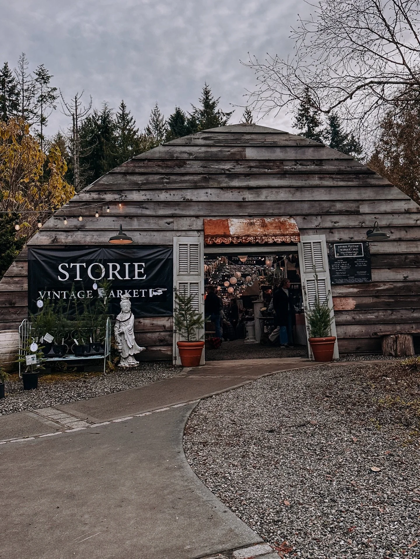 Just a few minutes away from the downtown Kingston corridor on Highway 104, sits @storie_hg, a vintage market that feels straight out of a storybook. Curators travel around the world, pack out their spaces with special treasures on the 2nd Friday and