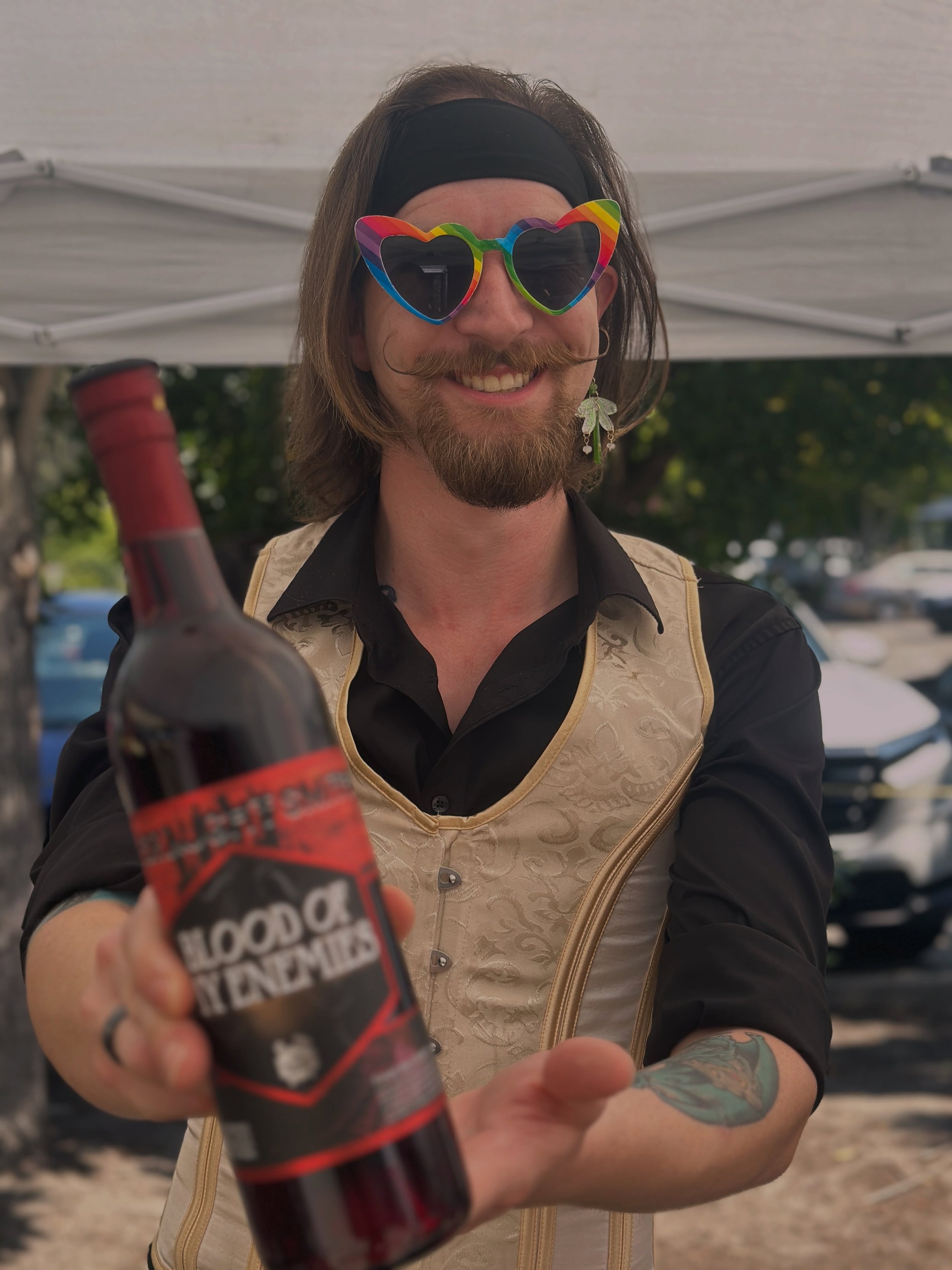 The Poulsbo farmers market is always a joyous affair filled with interesting and welcoming local vendors. Every Saturday 10AM-2PM. @poulsbofarmersmarket 
Featured here: @thedraughtsmithsmeadery @syllingselderberry @sporethemerrier @willowfell_studio 