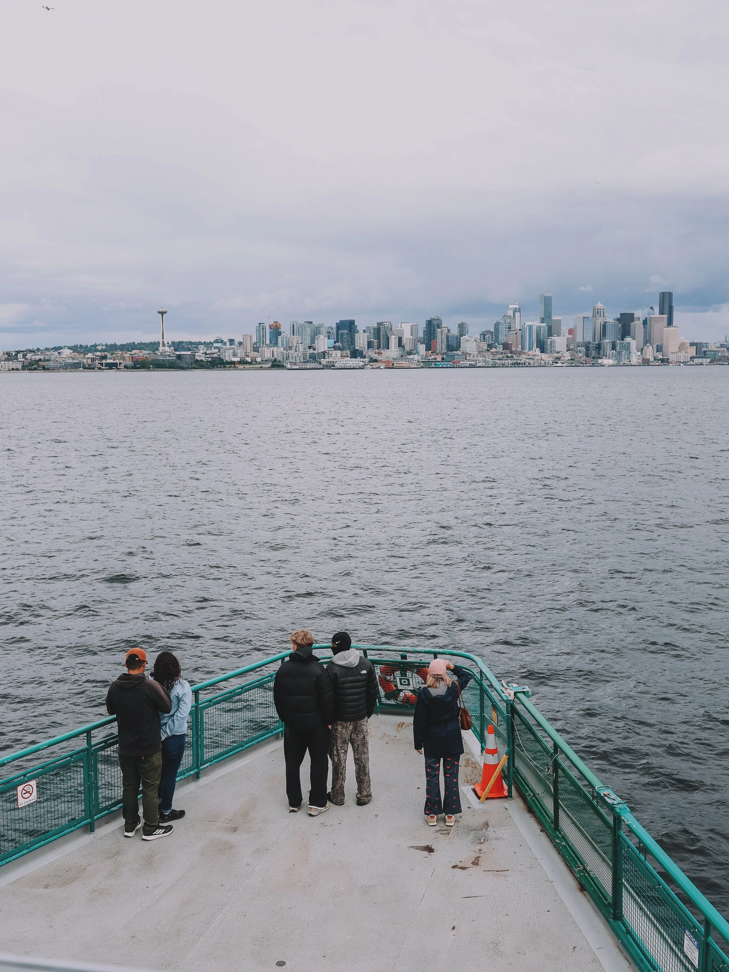 👋 Goodbye Seattle. 
🫶 Hello Bainbridge Island! 

#lovekitsap #ferrylife #bainbridgeisland #seattle #PNWtravel 

Fall is a fine time to bundle up and explore via the Washington State ferry system - Bainbridge Island, Kingston, Bremerton and Port Orc