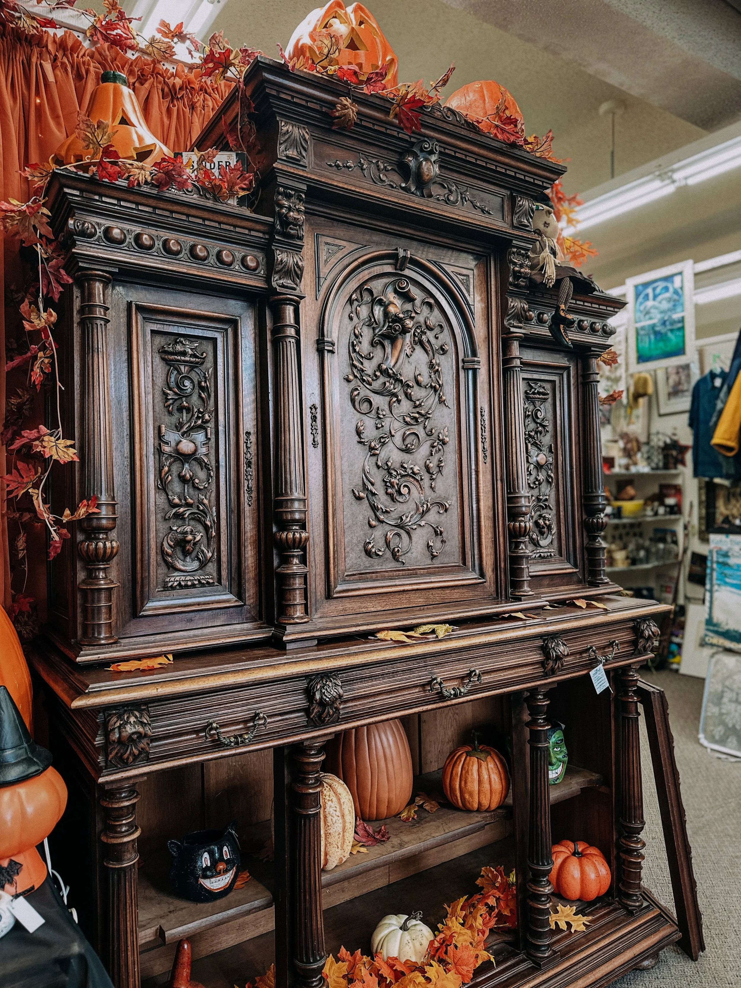 The autumn rain is upon us and local Kitsap shops are a blaze with all the holiday decor goodness. So many autumn treasures were found on a recent trip to the @portorchardwaterfront.  Check out storefronts like @gatheredbyjos, @josephinesmerc and @ol