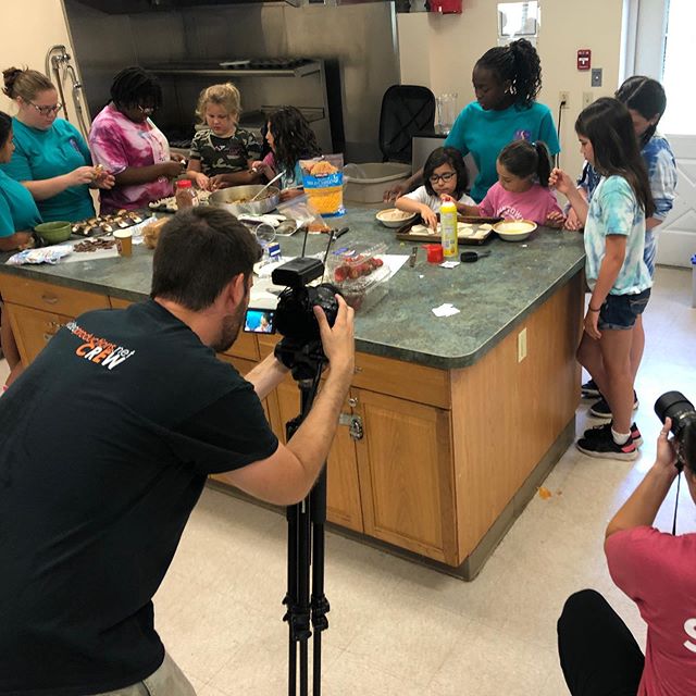 The EVP crew was at @sacdaycamp last week and caught some creative campers cooking up a delicious lunch and snack! Wish you could smell this video because it was amazing. 
#campmarketing #daycamp #summercamp #monmouthcounty #girlscouts #videomarketin