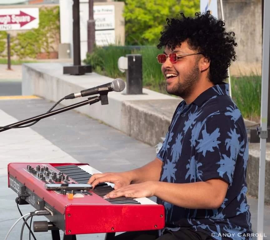 Tonight at the @gordonbesttheatre! will ward (he/they), Black queer activist n settler in nogojiwanong who dabbles in soft jazz/blues piano n occasional singing

DAY 2 OF BORDERLESS FEST
featuring @ombiigizi &amp; @singingwildricegirl ✨️
Doors at 7pm
