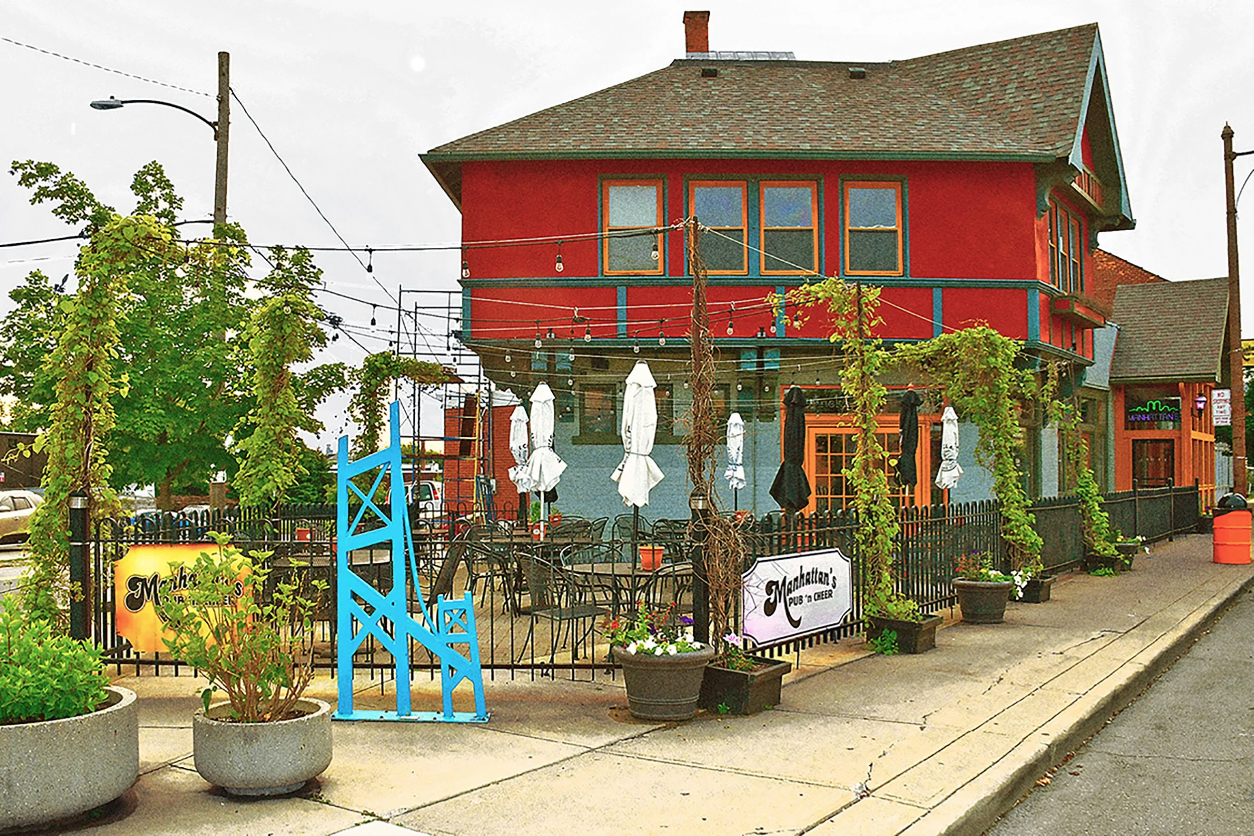 Manhattan's Pub 'n Cheer outside with Patio '25 sm.jpg